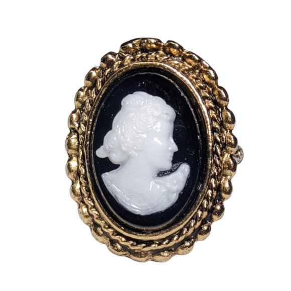 Jewelry - .🌲10/$20. Black & White Cameo Ring